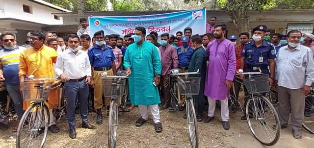 বঙ্গবন্ধু জন্মশতবার্ষিকী উপলক্ষে পুলিশকে বাই সাইকেল প্রদান