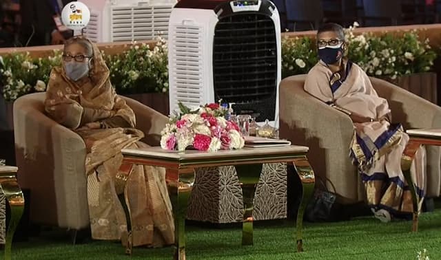 ‘তারুণ্যের আলোকশিখা’ উপভোগ করছেন প্রধানমন্ত্রী