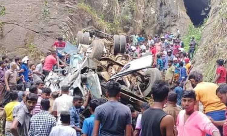 গিরিখাতে বাস নিয়ন্ত্রণ হারিয়ে ,নিহত ১৩