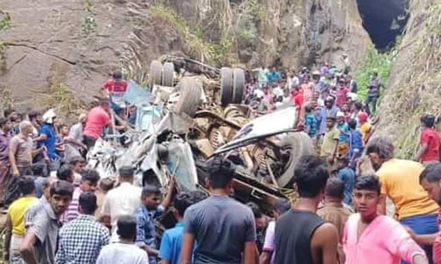 গিরিখাতে বাস নিয়ন্ত্রণ হারিয়ে ,নিহত ১৩