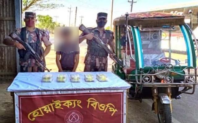 পঞ্চাশ হাজার ইয়াবাসহ কিশোর আটক