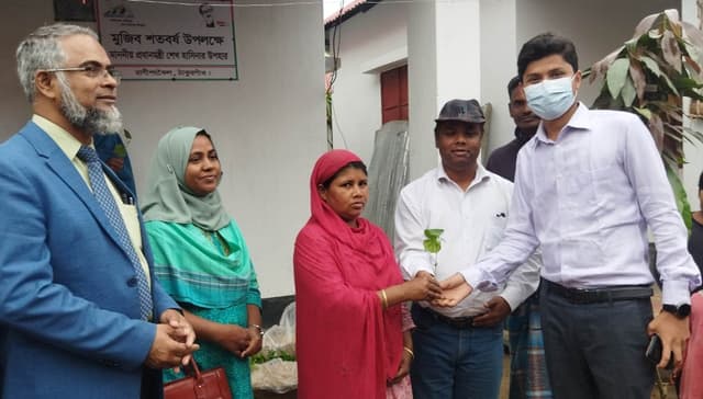 আশ্রয়ন প্রকল্পে বিনামূল্যে সবজি বীজ ও চারা বিতরণ