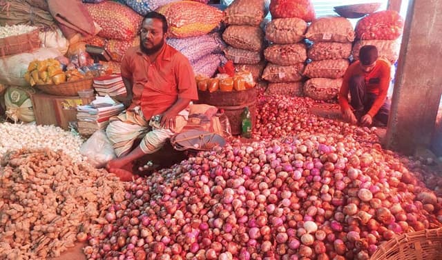 হিলি স্থলবন্দরে পেঁয়াজের দাম কেজিতে বেড়েছে ১০ টাকা