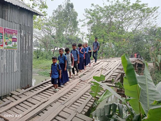 ডাসারে জীবনের ঝুকি নিয়ে কাঠের সেতু পারাপার!