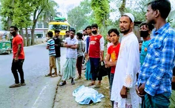 মায়ের খোঁজে সড়কে শিশু; প্রাণ গেল কাভার্ডভ্যান চাপায়