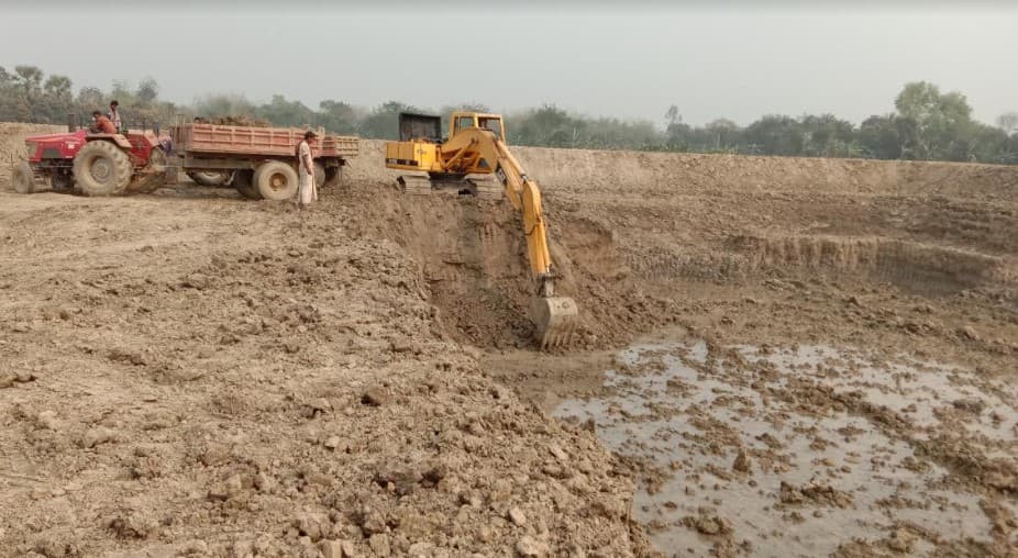 লালপুরে ফসলি জমিতে থামছেনা পুকুর খনন