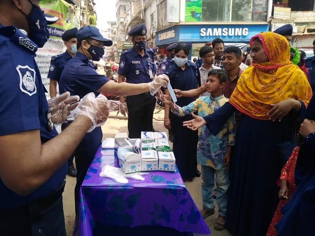 দেশব্যাপী কর্মসূচী অংশ হিসাবে ঝিনাইদহে পুলিশের মাস্ক বিতরণ