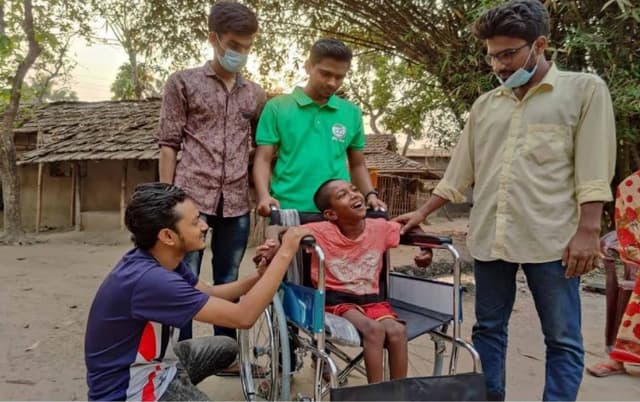 তালায় প্রতিবন্ধী আপনের পাশে দাঁড়ালো গ্রীন ম্যান