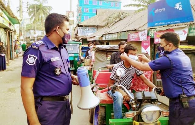সরাইলে পথচারীদের মাস্ক দিলেন এএসপি