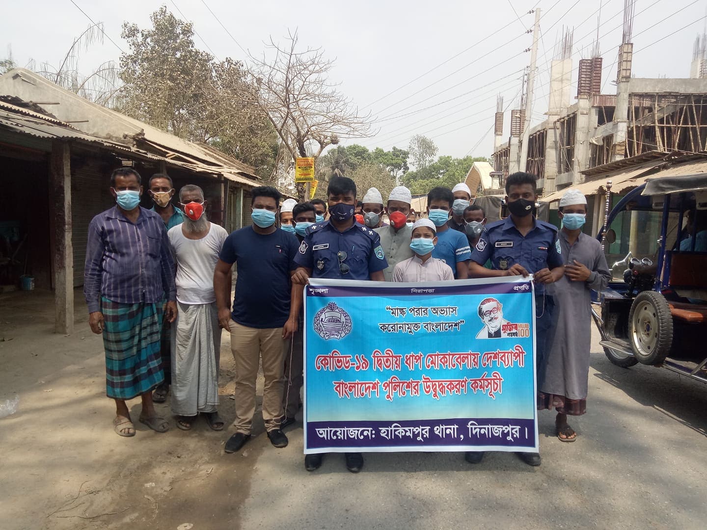 হিলি বন্দরে পথচারীদের মাস্ক দিলেন ওসি ফেরদৌস ওয়াহিদ