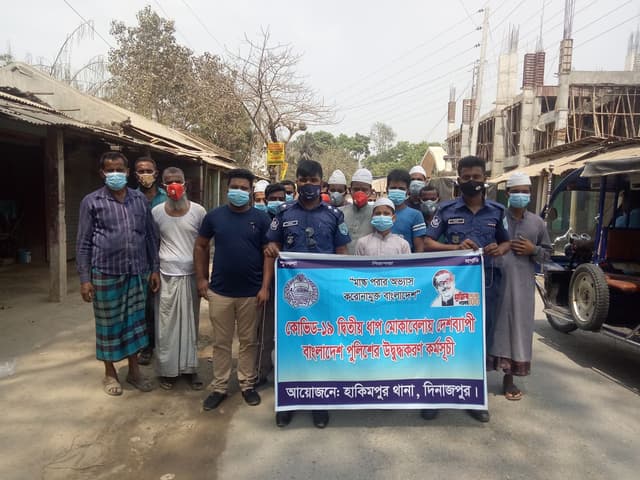 হিলি বন্দরে পথচারীদের মাস্ক দিলেন ওসি ফেরদৌস ওয়াহিদ