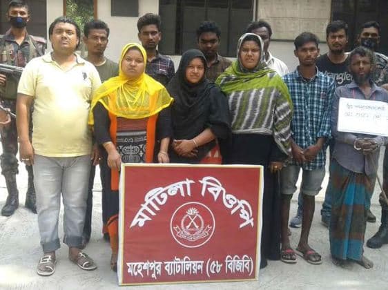 মহেশপুর সীমান্ত থেকে নারী ও শিশুসহ ১৩ জন আটক