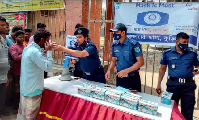 ভূরুঙ্গামারীতে পুলিশের উদ্যোগে মাস্ক বিতরণ