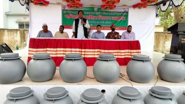 ভূরুঙ্গামারীতে পারিবারিক সাইলো বিতরণ