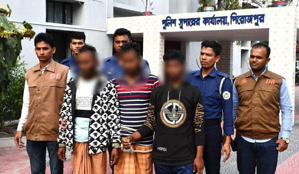 পিরোজপুরে গরু চোরচক্রের ৩ সদস্য গ্রেফতার, ৮টি গরু উদ্ধার