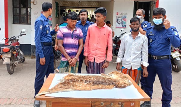 পাথরঘাটায় হরিণের চামড়া সহ আটক-৩