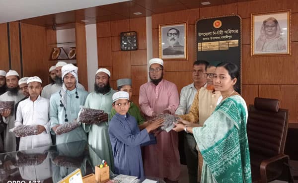 ডাসারে জেলা প্রশাসকের পক্ষ থেকে এতিমখানায় খেজুঁর বিতরণ