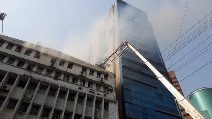 আদমজী কোর্ট ভবনে আগুন দুই ঘণ্টার চেষ্টায় নিয়ন্ত্রণে
