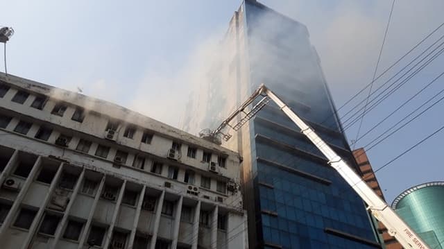 আদমজী কোর্ট ভবনে আগুন দুই ঘণ্টার চেষ্টায় নিয়ন্ত্রণে