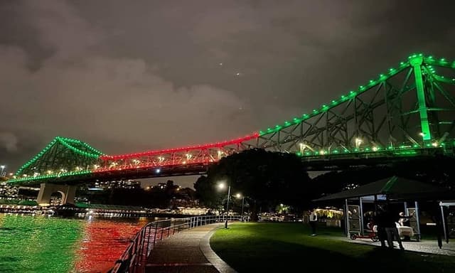 লাল-সবুজের আলোয় আলোকিত অস্ট্রেলিয়া