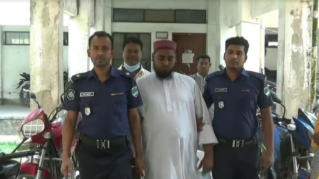 মাদ্রাসার ছাত্রকে আড়ায় ঝুলিয়ে নির্যাতন, শিক্ষক গ্রেপ্তার