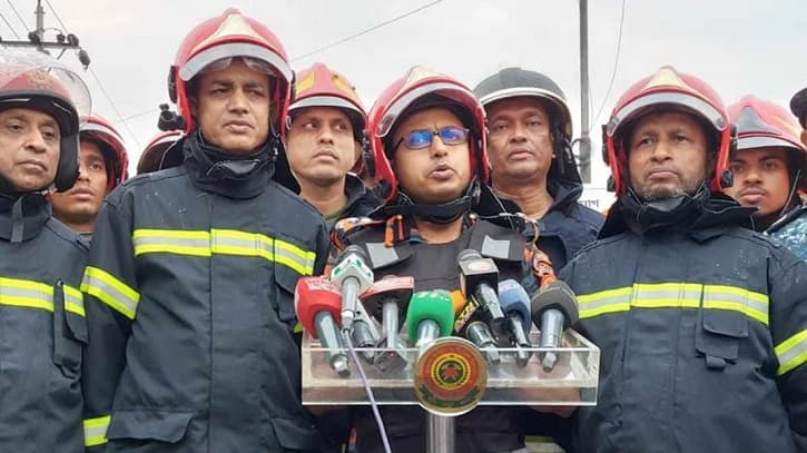 ‘যেকোনো সময় ভেঙে পড়তে পারে ভবনটি’