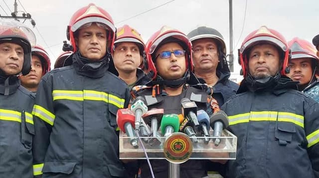 ‘যেকোনো সময় ভেঙে পড়তে পারে ভবনটি’