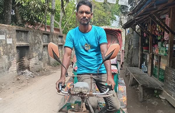 রোজা উপলক্ষে অর্ধেক ভাড়া নেন রিক্সাচালক মো. ইউসুফ