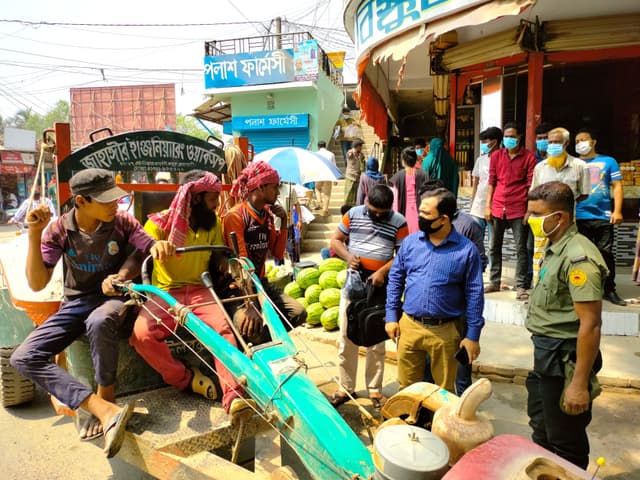 আত্রাইয়ে মাস্ক পরিধান নিশ্চিতে উপজেলা প্রশাসনের অভিযান