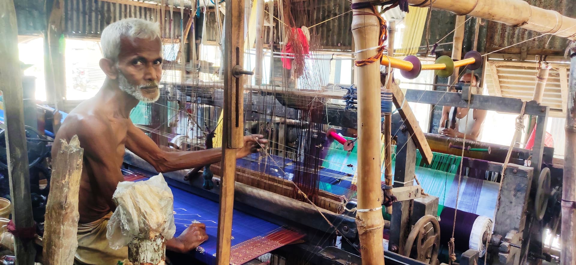 অস্তিত্ব হারাতে বসেছে উল্লাপাড়ার ঐতিহ্যবাহী তাঁত শিল্প