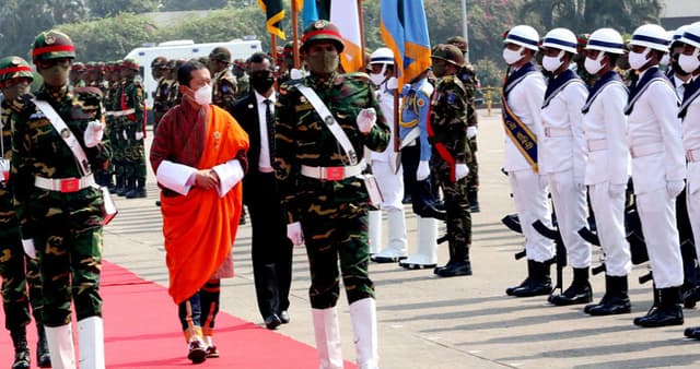 বঙ্গবন্ধুর প্রতিকৃতিতে ভুটানের প্রধানমন্ত্রীর শ্রদ্ধা