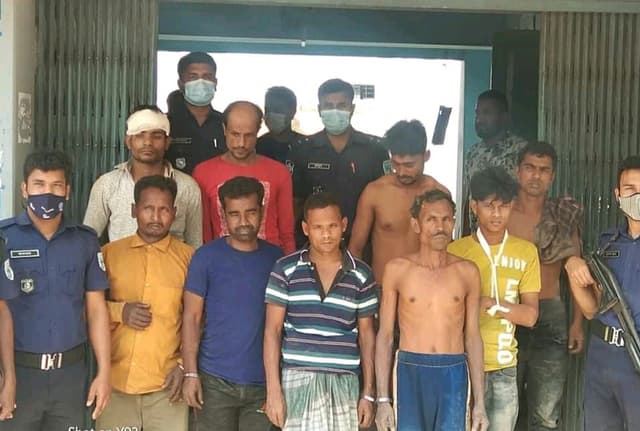 চোরাই গরু- ট্রাকসহ হিলিতে ৯ গরু চোর আটক
