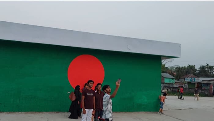 স্বাধীনতার মাসে দেয়ালে আঁকা লাল সবুজের পতাকায় শোভা বর্ধন