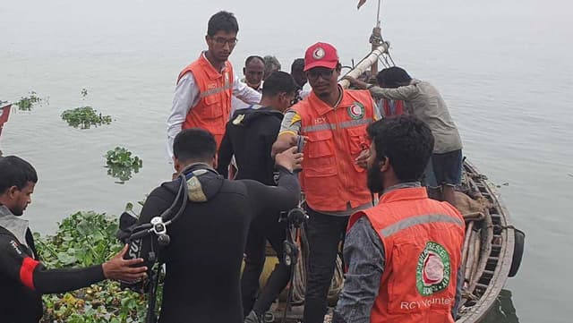 মেঘনায় ট্রলারডুবি : দুজনের মরদেহ উদ্ধার, নিখোঁজ ৬