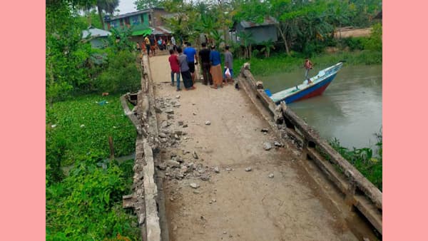 কার্গোর ধাক্কায় নদীতে ভেঙে পড়ল ব্রিজ !