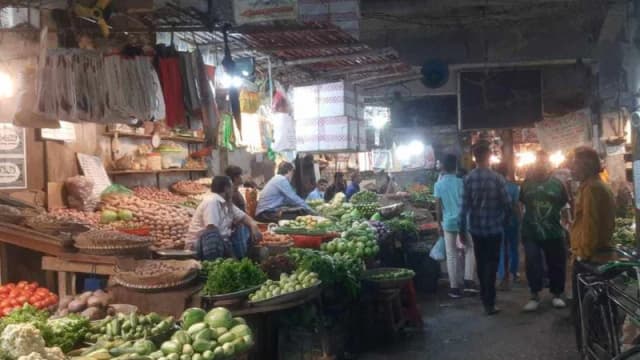 পাইকারি থেকে খুচরা বাজারে আসতেই সবজির দাম তিনগুণ