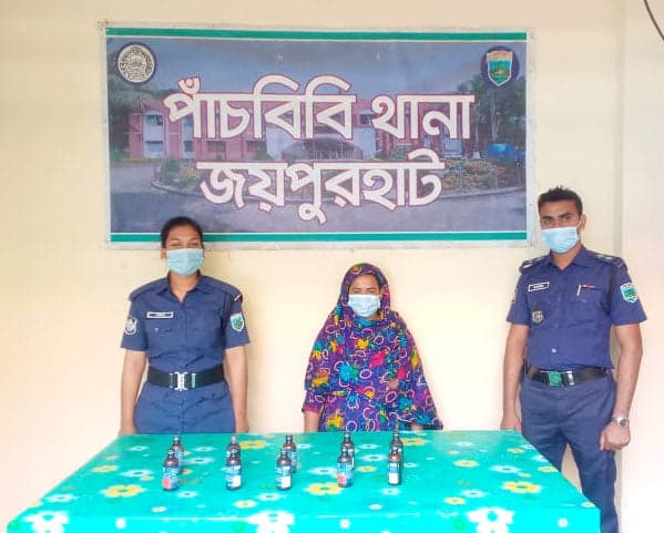 পাঁচবিবিতে ফেনসিডিলসহ নারী চোরাকারবারি আটক