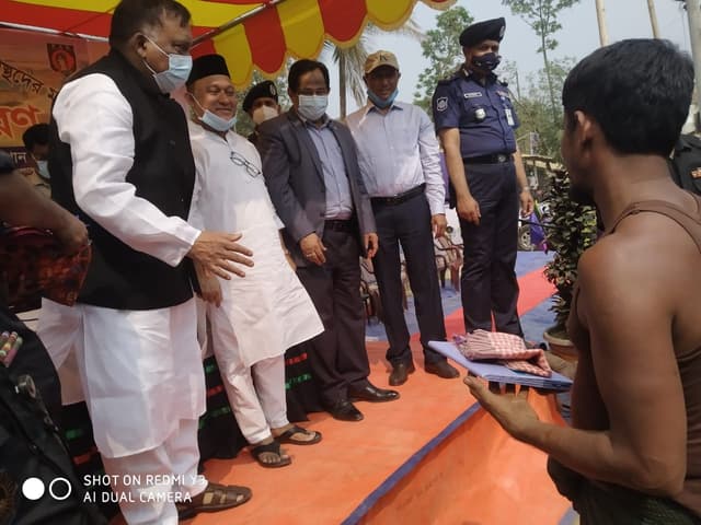 ভয়াবহ অগ্নিকান্ডে ক্ষতিগ্রস্ত রোহিঙ্গা ক্যাম্প পরিদর্শনে স্বরাষ্ট্রমন্ত্রী