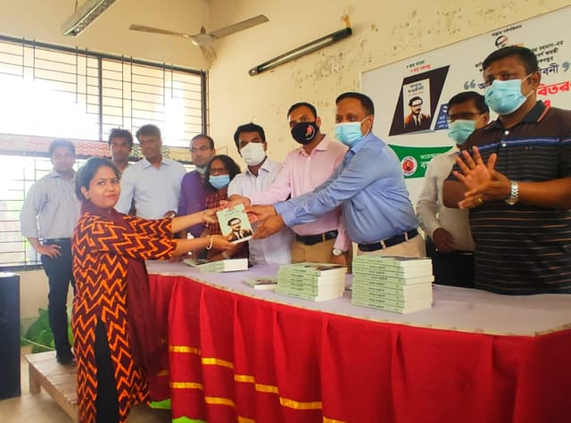 কুবিতে শিক্ষার্থীদের মাঝে বঙ্গবন্ধুর "অসমাপ্ত আত্মজীবনী" বিতরণ