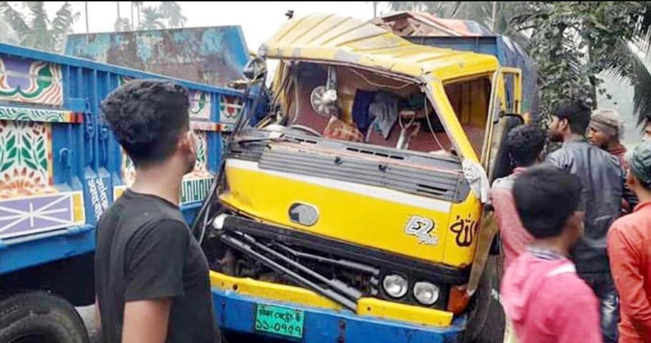 কাভার্ডভ্যানে ট্রাকের ধাক্কা, চালক-হেলপার নিহত