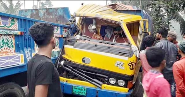 কাভার্ডভ্যানে ট্রাকের ধাক্কা, চালক-হেলপার নিহত
