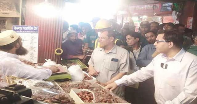 কারওয়ানবাজারে ভোক্তা অধিদপ্তরের অভিযান