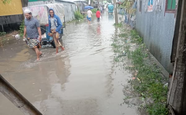 কালভার্টের মুখ বন্ধ ! টিঘর রাস্তায় হাঁটু পানি