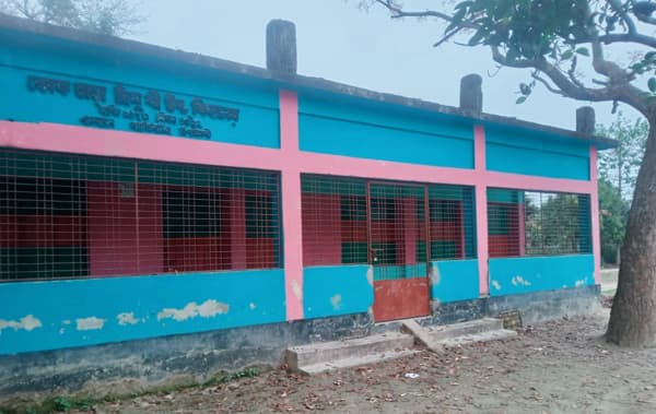 হাকিমপুরে অনুমতি ছাড়াই প্রধান শিক্ষকের স্কুল ছুটির ঘোষণা!