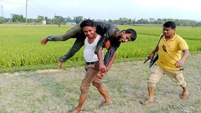 ডাকাতকে কাঁধে নিয়েই ছুটলেন পুলিশ, ছবি মুহূর্তেই ভাইরাল