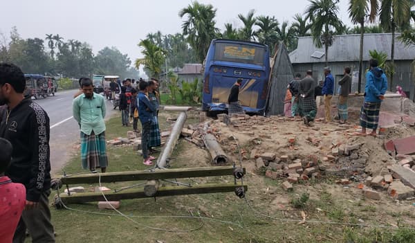 ভূরুঙ্গামারীতে যাত্রী ছাউনি ও বিদ্যুতের খুঁটি ভেঙে দৌড়াল বাস