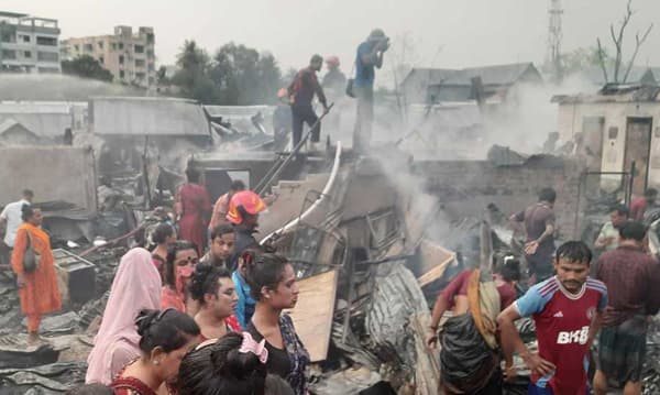 কড়াইল বস্তির আগুন নিয়ন্ত্রণে, সর্বস্ব হারিয়ে আহাজারি বস্তিবাসীর