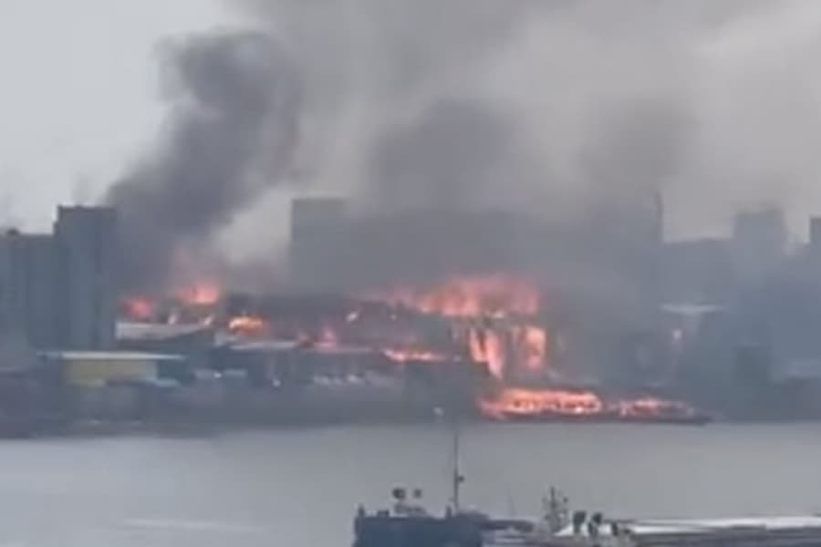 মুন্সীগঞ্জে সুপারবোর্ড কারখানায় ভয়াবহ আগুন, নিয়ন্ত্রণে ১০ ইউনিট