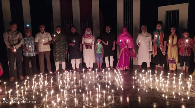 লালপুরে উপজেলা প্রশাসনের মোমবাতি প্রজ্জ্বলন