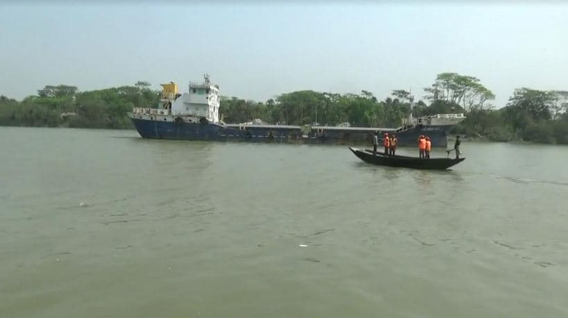 বাগেরহাটে লাইটার জাহাজ থেকে নদীতে পড়ে যুবক নিখোঁজ